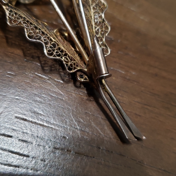 Vintage Lily brooch / pin - Picture 3 of 5